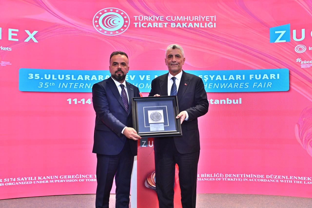 ZÜCDER Yönetim Kurulu Başkanı Burak Önder’in, T.C. Ticaret Bakanı Prof. Dr. Ömer Bolat’a plaket takdimi.