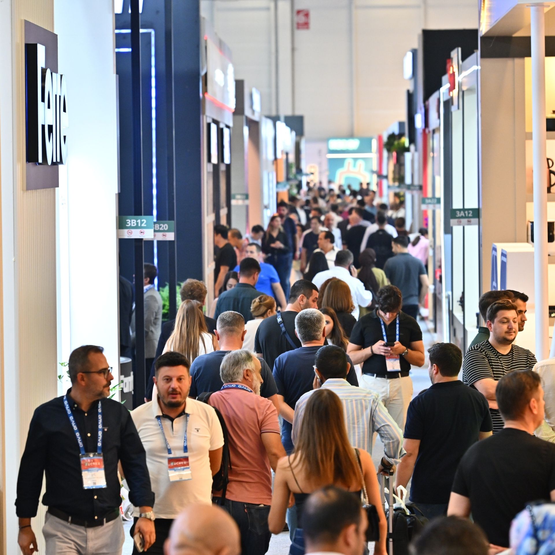 A view of the hall crowd from the front during the visitors' visit to the fair