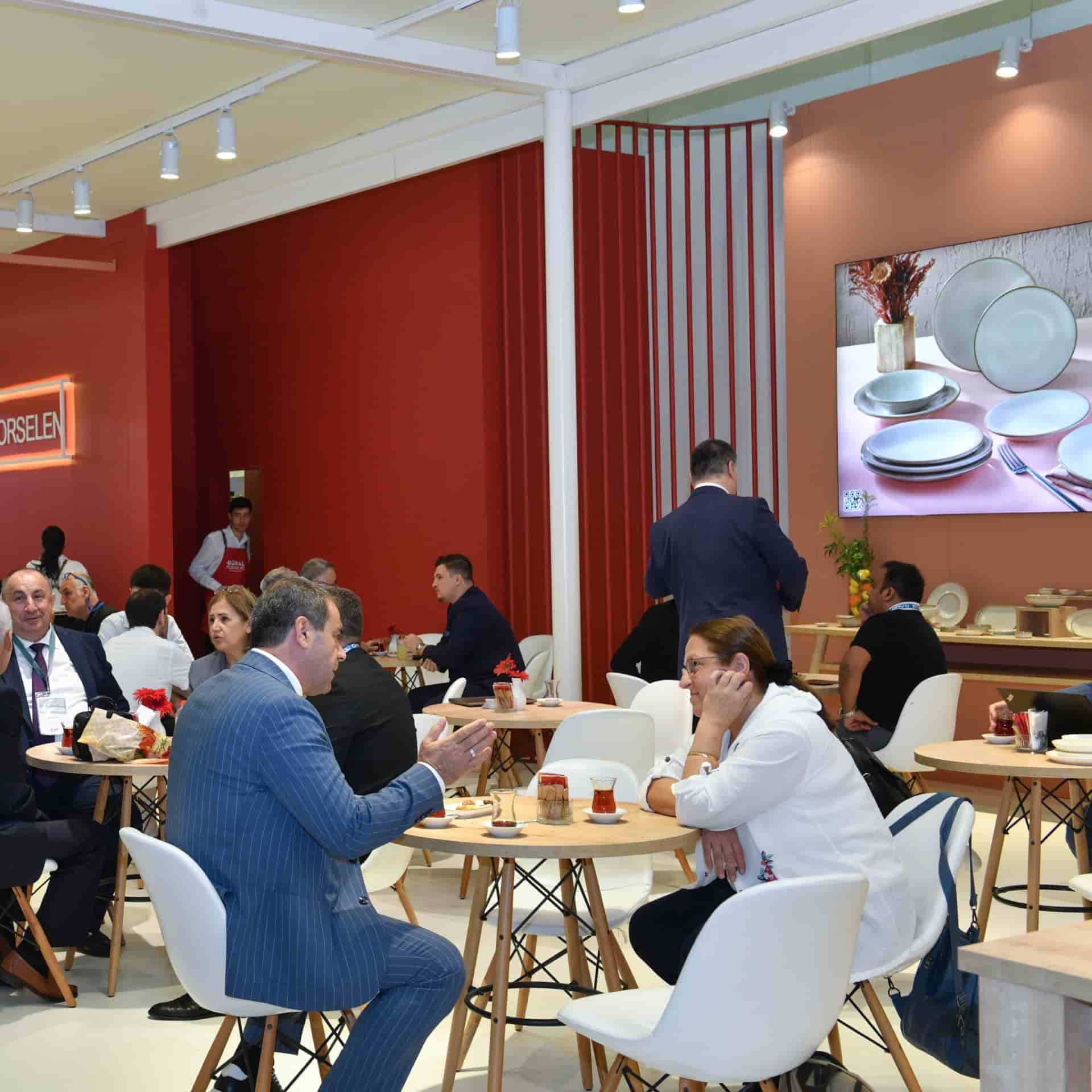 İş insanları, sergileyenin standında iş toplantıları düzenliyor.