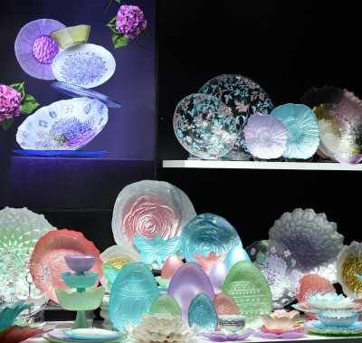 Colorful glass decorative plate products designed in vibrant colors such as blue and pink