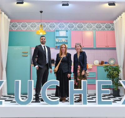 ZUCHEX pazarlama direktörü, pazarlama müdürü ve Informa EMEA-CMO, ZUCHEX mutfağında poz veriyor.