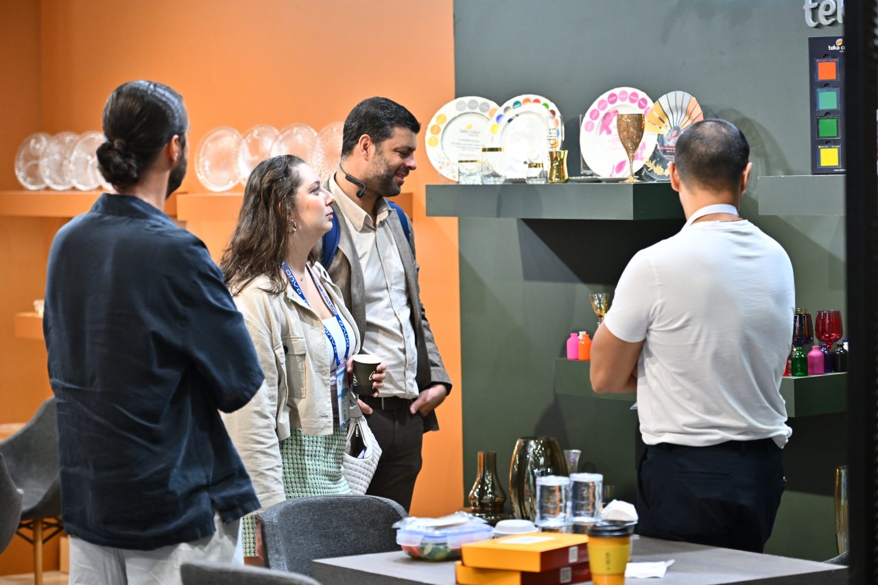 İnsanlar, hayvanlar ve diğerleri gibi farklı şekillerde tasarlanmış bir grup dekoratif objenin fotoğrafı.