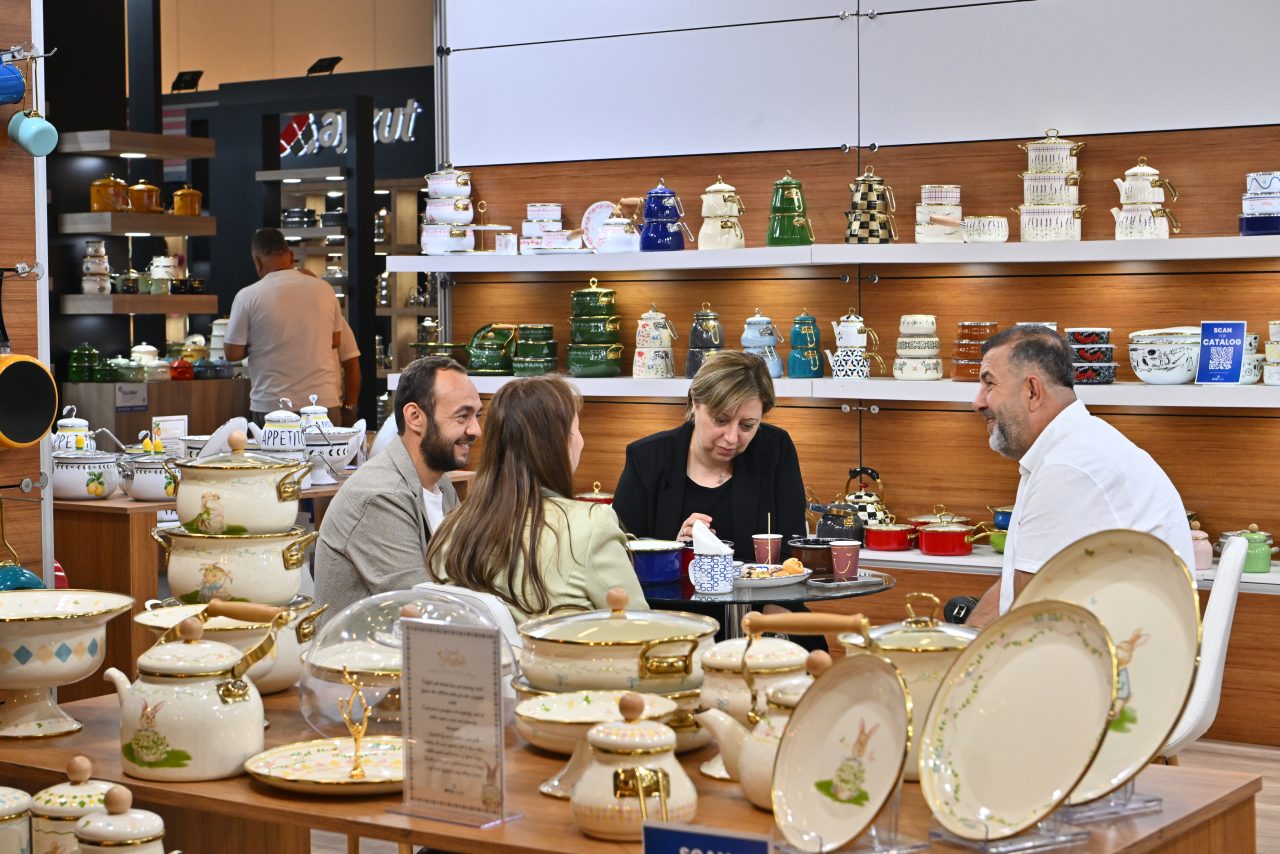 Mavi ve pembe gibi canlı renklerde tasarlanmış renkli cam dekoratif tabak ürünleri