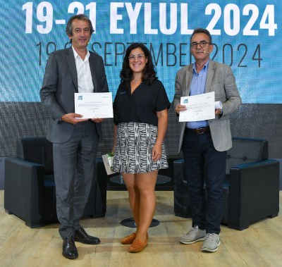 Seminer konuşmacılarına teşekkür hediyesi verilirken